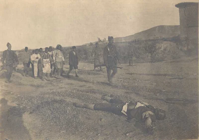 Συγκέντρωση Τούρκων αιχμαλώτων σε πεδίο μάχης κοντά στη Φιλαδέλφεια.
