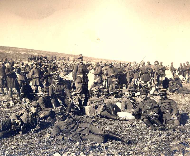 Μονάδα ευζώνων ετοιμάζεται να προελάσει.