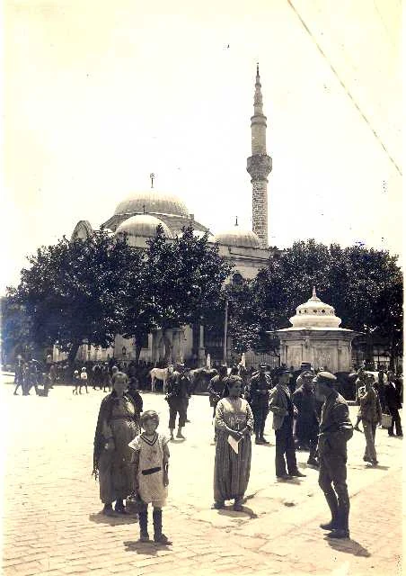 Η κεντρική πλατεία της Πανόρμου Κυζίκου κατά τη διάρκεια της Ελληνικής Κατοχής.