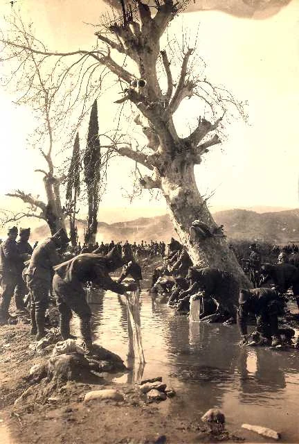 Έλληνες φαντάροι πλένουν ρούχισμό στον Πακτωλό ποταμό.