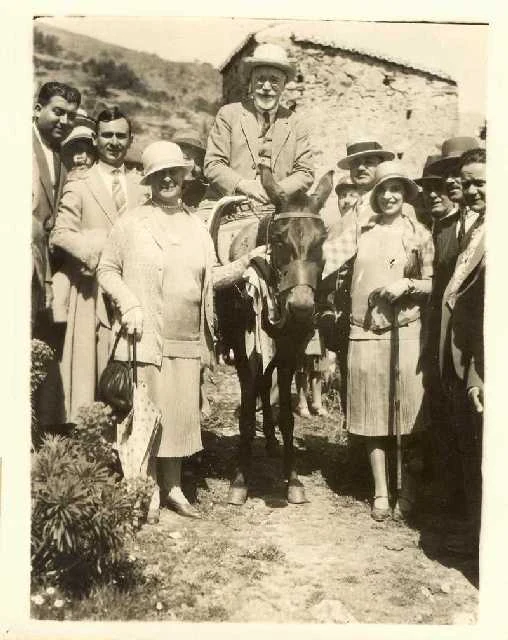 Ο Ελευθέριος Βενιζέλος το 1929 στον Μυστρά με τη σύζυγό του Έλενα Βενιζέλου και τη νύφη του, Μαρίκα Βενιζέλου.