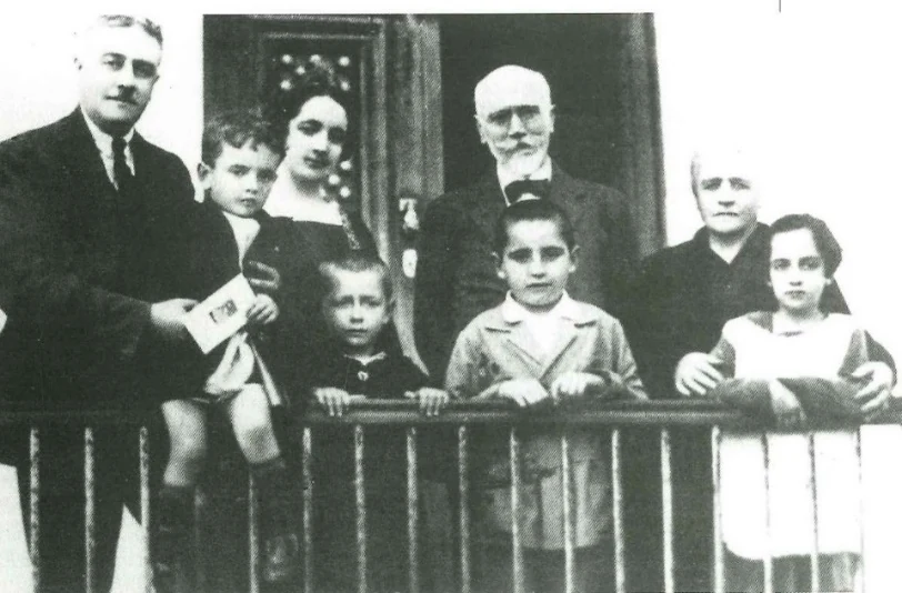 Ο Ελευθέριος Βενιζέλος στα Χανιά (1927) με την οικογένεια Μητσοτάκη, όπου διακρίνεται και ο νεαρός τότε Κωνστ. Μητσοτάκης.