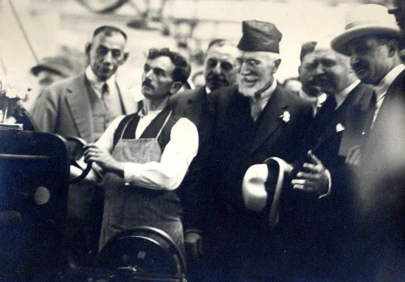 Στιγμιότυπο από επίσκεψη του Βενιζέλου σε εργοστάσιο κατά τη διάρκεια της λεγόμενης Μεγάλης Τετραετίας (1928-1932).