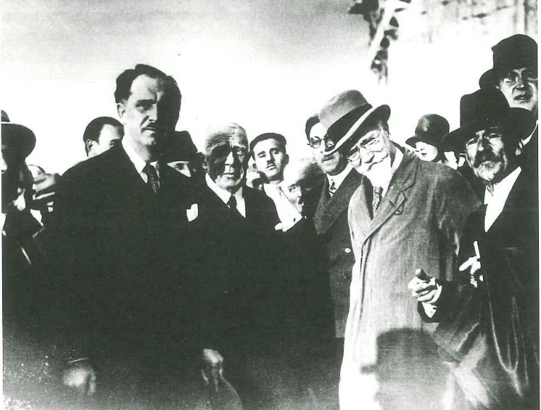 Ο Πρωθυπουργός Ελευθέριος Βενιζέλος και ο Υπουργός Παιδείας Γεώργιος Παπανδρέου στην Ακρόπολη (1930).