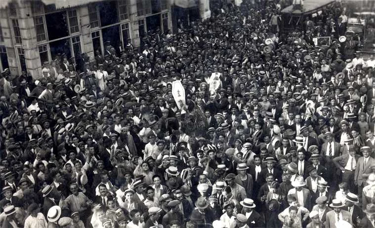Η σορός του Ελ. Βενιζέλου στην ελληνική εκκλησία στο Παρίσι. Συγκέντρωση στην Αθήνα μετά τον θάνατο του Ελ. Βενιζέλου.