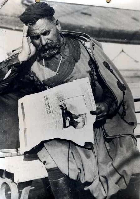 Κρητικός κρατάει εφημερίδα με την είδηση του θανάτου του Βενιζέλου.
