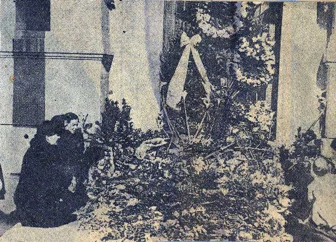 Νεκρικά στεφάνια και πενθούντες στο σπίτι των Βενιζέλων στην Αθήνα.