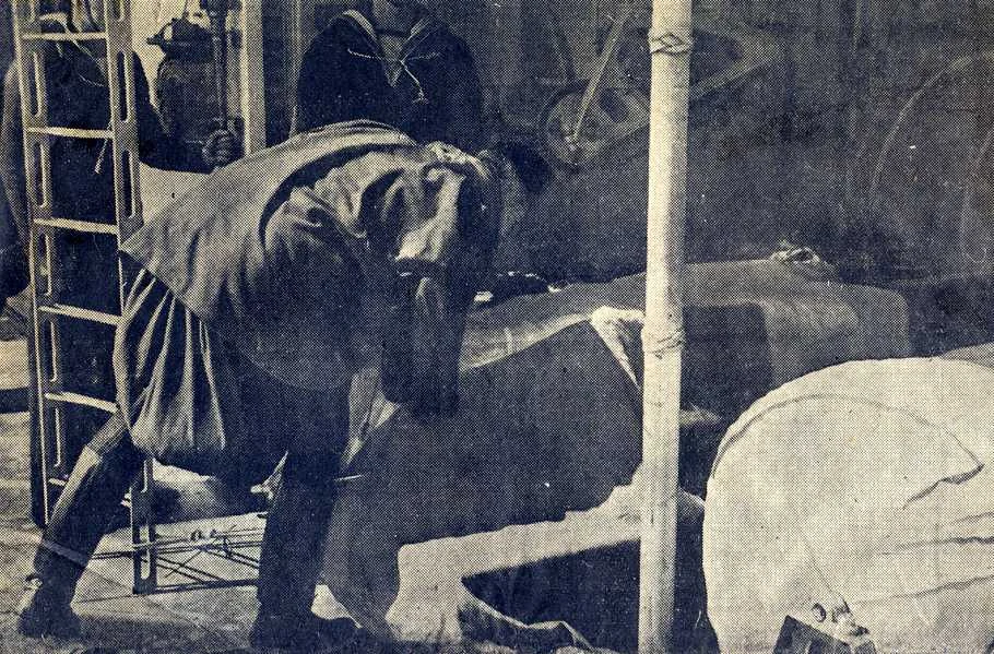 Κρητικός προσκυνάει τη σορό του Ελευθερίου Βενιζέλου.