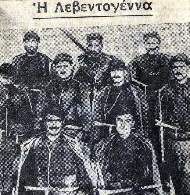 Οπλοφόροι Κρητικοί τιμούν τον Ελευθέριο Βενιζέλο.