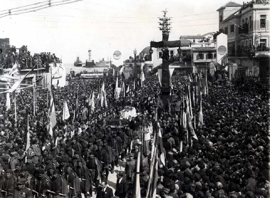 Μαθήτριες στα Χανιά περιμένουν να περάσει η σορός του Βενιζέλου. Η μεταφορά της σορού του Ελευθερίου Βενιζέλου στο Ακρωτήρι.