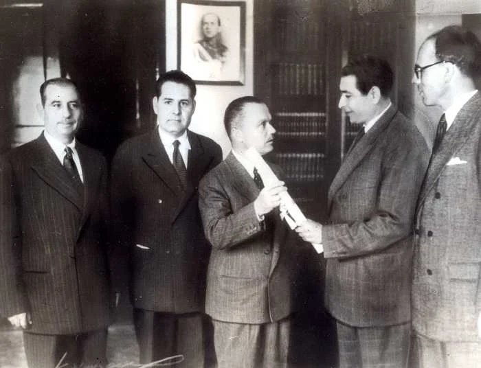 Ο Σοφοκλής Βενιζέλος παραλαμβάνει τιμητικό δίπλωμα.