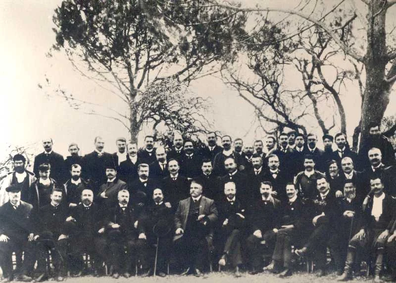 Ο Ελευθέριος Βενιζέλος (στη μέση) με συνεργάτες, φίλους και οπαδούς του.