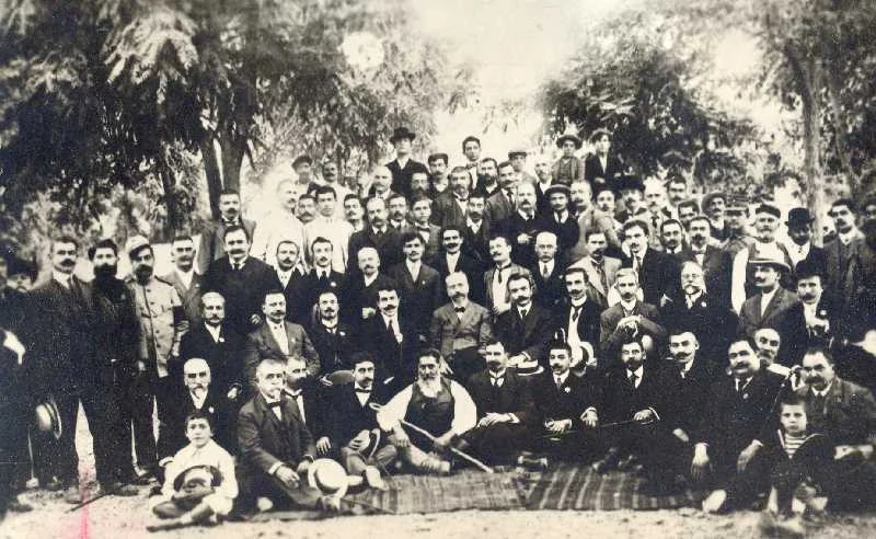 Επίσημη υποδοχή του Βενιζέλου στο λιμάνι των Χανίων Ο Ελευθέριος Βενιζέλος με συνεργάτες και οπαδούς του.