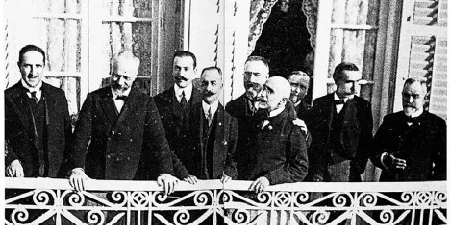 Η πρώτη κυβέρνηση του Ελευθέριου Βενιζέλου (Οκτώβριος 1910) με ορισμένα βασικά στελέχη της.