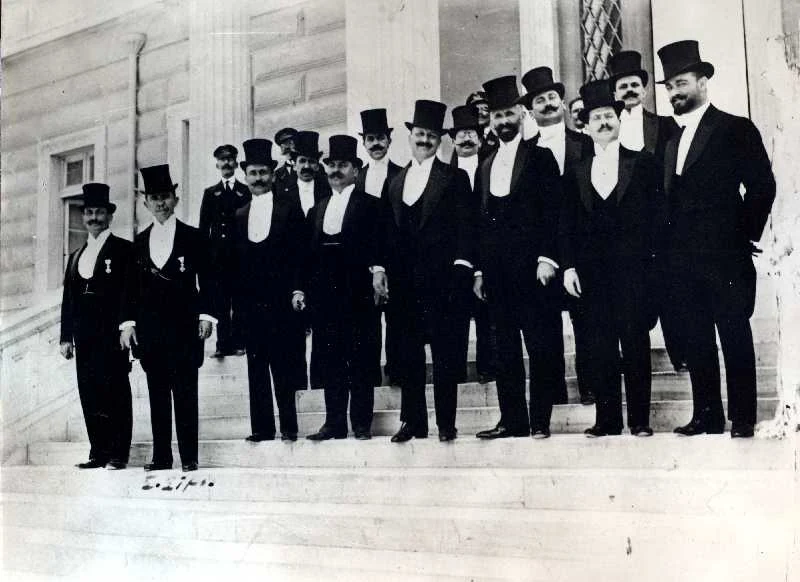 Η κυβέρνηση έτοιμη να μεταβεί στο Φάληρο για να υποδεχθεί τον βασιλέα Κωνσταντίνο, το 1913.