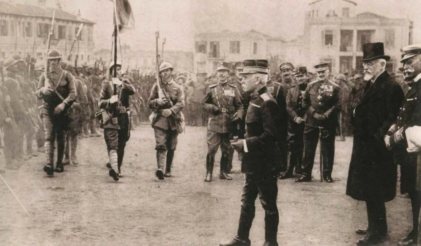 Η τριανδρία Βενιζέλος, Δαγκλής και Κουντουριώτης επιθεωρούν ελληνικές δυνάμεις στη Θεσσαλονίκη (Δεκέμβριος 1916).