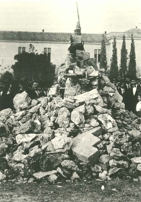 Σωρός από πέτρες που έριξαν αντιβενιζελικοί ως «ανάθεμα» στον Ελευθέριο Βενιζέλο (Πεδίο του Άρεως, Δεκέμβριος 1916).