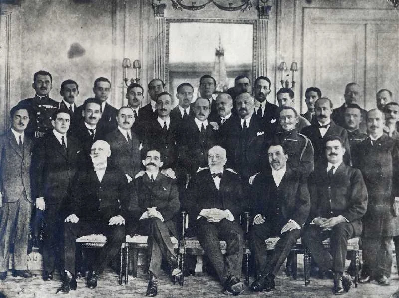 Η ελληνική αντιπροσωπεία κατά τη Διάσκεψη Ειρήνης στο Παρίσι, μετά το τέλος του Α΄ Παγκόσμιου πολέμου (1919).
